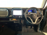 運転席周りのレイアウトをご覧ください。ナビゲーションが綺麗に装着されすっきり収まってますね!