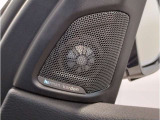 ハーマンカードンは移動中の車内空間をより快適に過ごす為のスピーカーで600W・9チャンネル・サラウンド・車両専用のイコライザーが装備され、良質な音源でございます。