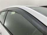 ドアバイザーも付いています。雨の日に少し窓を開けても、雨水が入りにくく、喫煙する方などにも強い味方です。