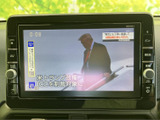 テレビ番組を表示でき、停車中の待ち時間も映像を楽しめます。画面には番組情報も表示され、操作メニューから選びやすい構成です。休憩時など、車内で過ごす時間を有効に活用いただけます。