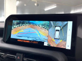 【パノラミックビューモニター】専用のカメラにより、上から見下ろしたような視点で360度クルマの周囲を確認することができます☆死角部分も確認しやすく、狭い場所での切り返しや駐車もスムーズに行えます。