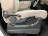 運転席に座面を上下できるシートリフターが装備しており、ドライバーさんの体型によって最適なシートポジションで運転していただけます。