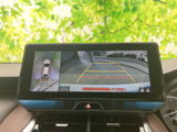 後方の映像に加え、車両周辺を見渡す表示も確認でき、駐車時の周囲確認をサポートします。ガイド線も表示されるため、車庫入れや幅寄せの際に目安として活用できます。