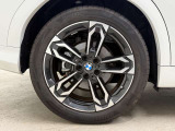 【BMWアロイホイル】軽量かつ強度に拘ったアロイホイル。走行性能ポテンシャルを引き出す設計。車の足元を引き締めてくれる大きなポイントはアロイホイルです。