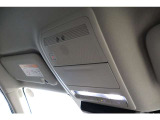 車内を明るく照らすLEDルームランプとサングラスホルダーを装備。使い勝手の良い天井装備です!