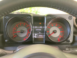 左右のメーターと中央のディスプレイに情報がまとまり、運転中も視線の移動を抑えて確認しやすい配置です。表示が見渡しやすく、日々の運転を支えてくれます。