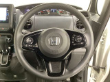ハンドルにHondaセンシング系のクルーズコントロールやレーンキープアシストなどのスイッチと、オーディオの操作スイッチが装備されています。ハンドルから手を離さず安全に操作できます。