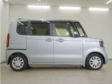 リアには左右スライドドアを採用。狭い駐車場でも開閉しやすく、強風の日でもドアが煽られにくくなっております。小さなお子さまやご年配の方も安心して乗り降りできます。