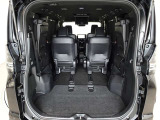 サードシートは跳ね上げ式。片手でのワンタッチ格納で荷室スペースが広がります。