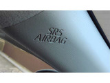 SRSカーテンシールドエアバッグは側面衝突時に乗員への衝撃を緩和します。