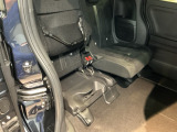 【チップアップシート】広い荷室もいいけれど、後席の足元に生まれるこの空間はとても使いやすいです。自由自在なシートアレンジで、車内がもっと自分らしい空間になります。