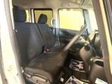 運転席まわりには十分なスペースがあり、大柄な方でもゆったり運転していただける環境です。