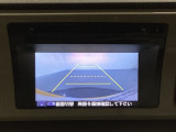 バックでの車庫入れも安心です!リアカメラが付いているバックモニター付のディスプレイオーディオを装備しております。操作線もついており距離感も画面から確認できます。