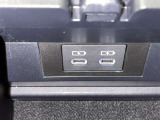 充電用USB付き。スマートフォンなどの充電に便利です。