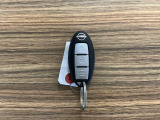 鍵を操作しなくても持っているだけでドアロック操作やエンジン始動などができるインテリジェントキー。電動スライドドアの開閉もできます。