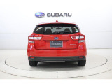 SUBARUリヤビークルディテクションを搭載。後方から接近する車両を検知し、ドアミラーのLEDインジケーターで注意を促します。車線変更や後退時の安全確認をサポートし、安心感の高いドライブを実現します。