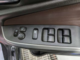 パワーウィンドウのスイッチですよ。運転席に居ながら窓を開け閉めのコントロールできます。