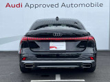 Audiのリヤディフューザーは、車両の後方での空気の流れを整え、乱流を減少させることで、走行安定性を向上させます。またスポーティで洗練された外観を提供し、全体のスタイルに一体感を持たせます。