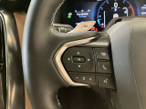 オーディオや運転支援機能などを手元で操作できるステアリングスイッチ。操作時の視線移動が少なく、安全にも貢献します。