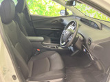 運転席と助手席はゆったりとした空間で、前方から周囲まで見渡しやすいレイアウトです。シートや足元もすっきりまとまり、乗り降りの際にも扱いやすい室内となっています。