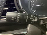 レバーをAUTOの位置にしているとき、レインセンサーが雨を感知すると、雨量に応じてワイパーが自動で作動してくれるオートワイパーを装備!設定変更で非作動にすると、間欠作動に固定されます。