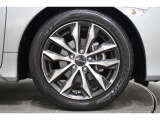 純正のアルミホイールが足元を飾ります!タイヤサイズは 215/50R17 でございます!