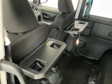 【格納式シートバックテーブル】車内でのお食事などで活躍♪カップホルダーも備えています。