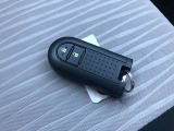 電子キーを携帯していれば、フロントドアハンドルのリクエストスイッチに触れるだけでドアを施錠・解錠できます。