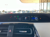速度やシフト位置などの情報が画面にまとまり、運転に必要な表示を確認しやすい仕様です。必要な情報をひと目で把握しやすく、日々の運転をサポートする装備です。
