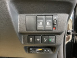 パワースライドドアの開閉はスマートキーのリモコンやドアノブは勿論、運転席側のスイッチ操作でも開閉ができ、安全・簡単です。