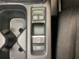 セレクトレバーの下に電子制御パーキングブレーキがあります。スイッチひとつで、停車した地点の傾斜などをシステムが検知・判断してブレーキ力を自動的に制御し、しっかり停車できるパーキングシステムです。