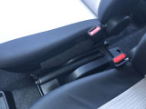 パーキングブレーキはオーソドックスなレバー型