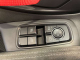 節度感のある押し心地のウインドウスイッチ。微細な使用感はございますが、ワンタッチでスムーズに開閉でき、有料道路のチケット受け渡し等も軽快に行えます。