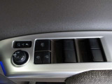 パワーウィンドウスイッチで運転席から全席の窓の開閉ができます。