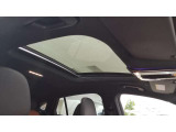 パノラミックスライディングルーフ・・・車速に応じて最適なチルト角に調整する3ステージの自動チルト制御機構が備わっています。挟み込み防止機能付き