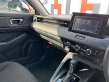 助手席周辺はこのようになっております。運転手だけでなく助手席に一緒に乗られる方も広々と快適にお乗り頂けるような設計です!各種装備を次の写真からご案内いたしますのでご覧ください。