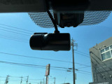 最近では付いてる車も多くなってきました。中古車ではまだまだ付いていればラッキーなドライブレコーダーです♪