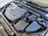 ボルボのマイルドハイブリッドは、ブレーキング時に放出されるエネルギーを電力に変換し、48Vのバッテリーに回収。加速時に再利用することで燃料消費を低減し、排出ガスの発生を最小限に抑えます。