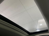 【サンルーフ】開放感たっぷりの希少装備、サンルーフが装着されています!車内に明かりを取り入れたり景色を楽しむ以外にも、車内の空気も簡単に換気できて快適です!