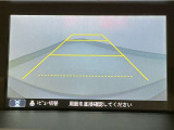 【バックカメラ】運転が苦手な方も車庫入れラクラクです!ギアをリバースに入れれば自動的に切り換わりますので、面倒な操作は不要です♪狭い駐車場もお車を傷つけず安心ですね!