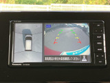 後方の映像と車両周辺の様子を画面で確認でき、駐車時の周囲確認をサポートします。ガイド表示も備わり、後退時に距離感をつかむ際に便利な装備です。安全確認にお役立てください。