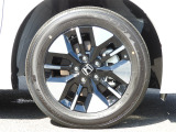 ★右前タイヤ★16インチアルミホイールを装着!タイヤ詳細 205/60R16インチでタイヤの溝は、6mmございます。