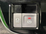 指先だけで簡単に操作が可能な電動パーキングブレーキを採用。「HOLD」スイッチを押すと、渋滞や信号待ちなどでブレーキペダルから足を離しても、ブレーキを保持するので安心です