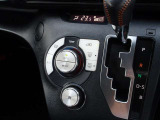 オートエアコンで車内快適♪ご希望の温度に設定すれば風向きや風量を自動で調整してくれますよ!