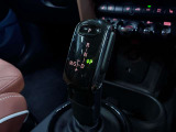 MINIのシフトレバーは、手に馴染む丸みを帯びた形状が特徴です。現行モデルではトグルスイッチ型の小さなレバーへ進化し、センターパネルに配置。足元がすっきりし、ゴーカート感覚の操作を楽しめます。