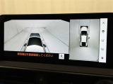 パノラミックビューモニターを装備。駐車場や交差点でクルマを真上から見るように周囲を確認できます。機能の詳細は販売店スタッフまでおたずねください。