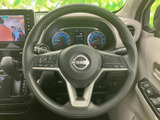 ステアリングには複数のボタンが配置され、運転姿勢を保ちながら各種操作に手を伸ばせる設計です。握りやすい形状と見渡しやすい配置で、日々の運転を快適にサポートします。