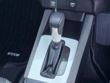 手に馴染むシフトノブで扱いやすく、快適な運転を支えます。