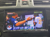 テレビ番組を画面で視聴できる装備です。停車中の待ち時間に映像を楽しめるため、休憩やお出かけ先でのひとときにも活用できます。視聴の際は周囲の状況にもご配慮ください。