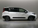 両側パワースライドドア付きだから、狭い駐車スペースなどでの 乗り降りラクラク!小さなお子さまのいるご家庭には嬉しい装備。